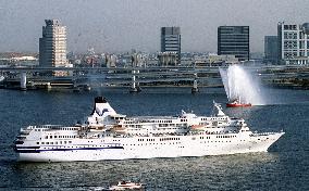 Luxury passenger boat sets sail from Tokyo